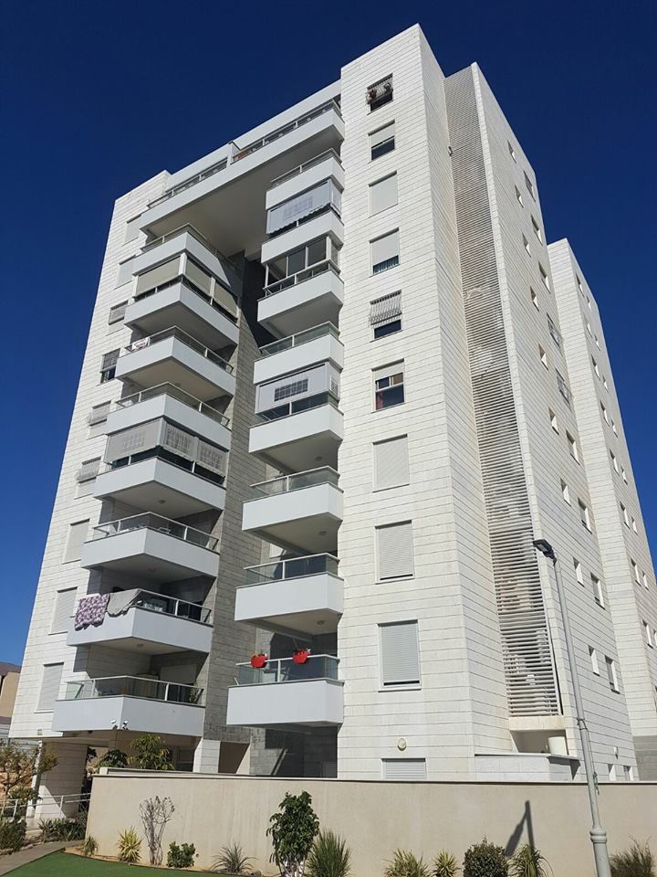 מבטח לחזית בניין מגורים גבוה ב 11 קומות בדימונה
